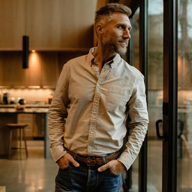 fit model wearing The Jack in Natural Oxford