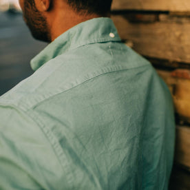 fit model showing back yoke of The Jack in Teal Oxford
