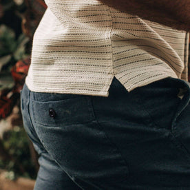 fit model wearing The Apres Short in Navy Hemp, side detail