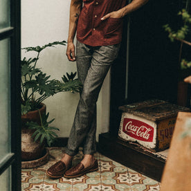 fit model wearing The Easy Pant in Espresso Linen, cuffed with shoes