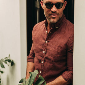 fit model wearing The Jack in Rust Linen, wearing sunglasses, cropped