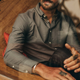 fit model wearing The Jack in Smoke Oxford, arm on ledge