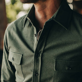 fit model wearing The Yosemite Shirt in Forest, chest 