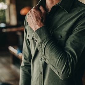 fit model wearing The Yosemite Shirt in Forest, sleeve