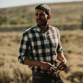 fit model wearing The Jack in Coal Herringbone Check with sunglasses