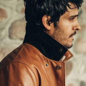 fit model wearing The Cuyama Jacket in Cognac, collar detail