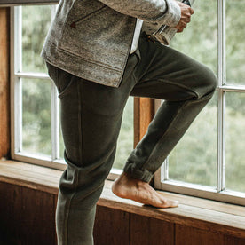 our fit model wearing The Après Pant in Army