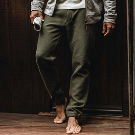 our fit model wearing The Après Pant in Army