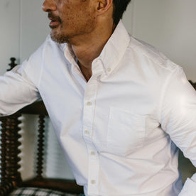 fit model wearing The Jack in White Everyday Oxford, chest close up crop