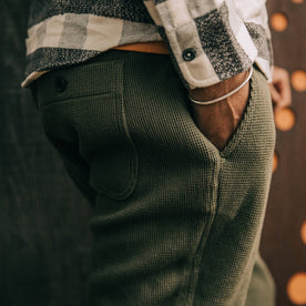 fit model wearing The Après Pant in Army Waffle, side shot