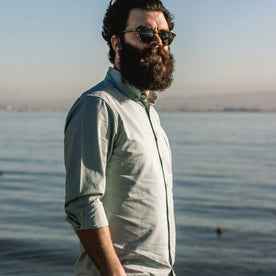 Our fit model wearing the Jack in Seafoam Everyday Oxford.