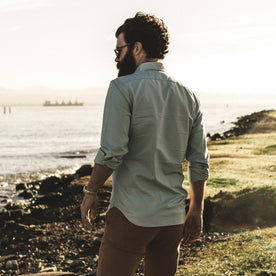 Our fit model wearing the Jack in Seafoam Everyday Oxford.