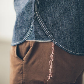 The Utility Shirt in Indigo Salt & Pepper Chambray fit model