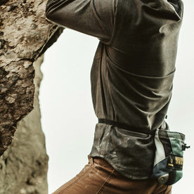 James showing the details of the Yosemite Shirt in Heather Charcoal while rock climbing