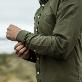 Our fit model wearing The Jack in Army Everyday Oxford.