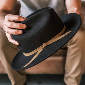fit model wearing The Packable Lane Splitter in Espresso, holding hat